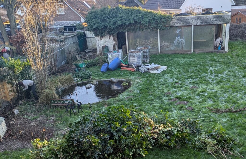 IBC und anderer Plastikmüll im Garten