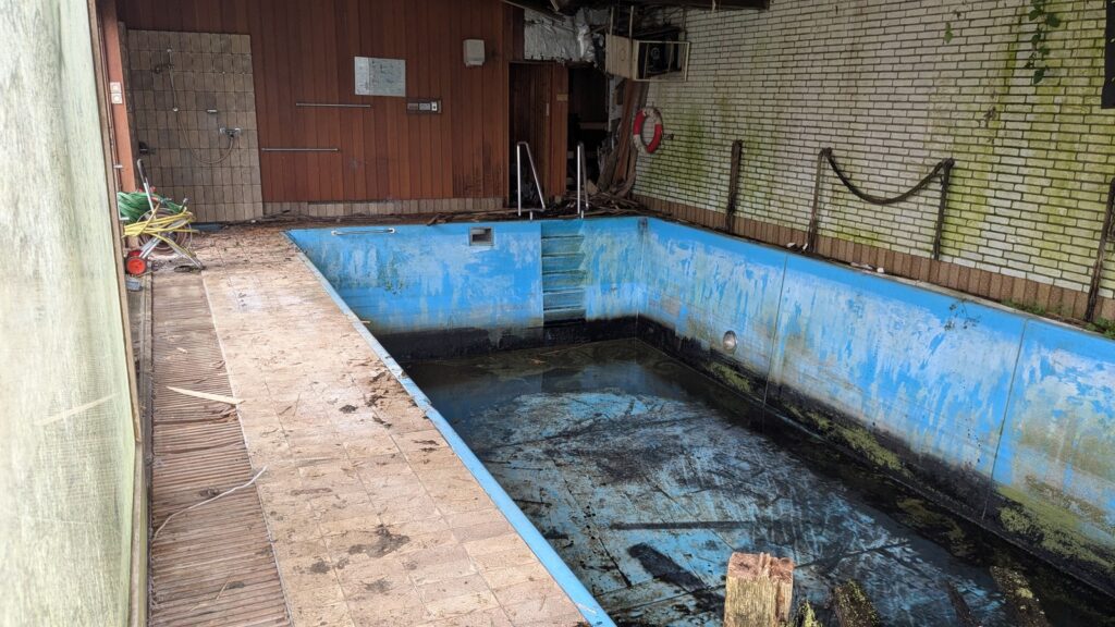 Das alte Schwimmbecken im Poolhaus fasst 48 Kubikmeter